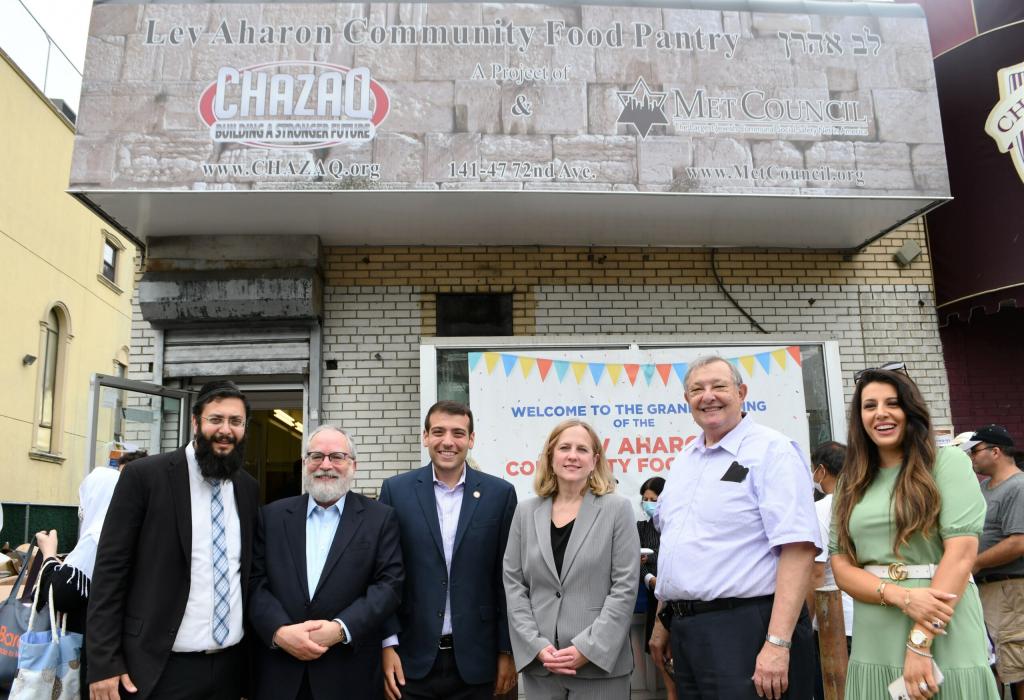 DA Melinda Katz tours the CHAZAQ Food Pantry which provides humanitarian aid to any area residents experiencing food insecurity. July 13, 2021.